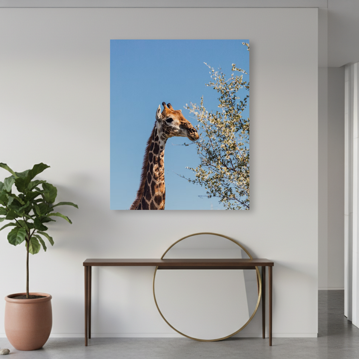 Tablou Canvas Girafă în Savana sub Cer Senin, Natură Africană, Maro-Albastru IPCVANI-321